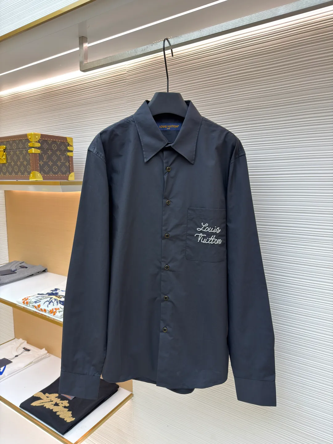 LOUIS VUITTON beaded logo shirt ●Original version: 11100 purchase and development ●Item number: 1681373-A90 ●Material: silk and cotton blended Yujing fabric ●Technology: pure hand-embellished beading ●Color: black ●Version: fitted version ●Weight: about 280 grams ●Size: S-M-L-XL ●Description: Customized silk and cotton blended Yujing fabric with excellent texture and comfortable skin fit Using deep matte black as the main tone, it exudes an innate sense of luxury. The chest pocket is decorated with contrasting pearl beaded embroidery handwritten logo. The Louis Vuitton logo is stacked in three-dimensional space to create a three-dimensional relief effect. Using beads as pen and time as ink, the logo becomes a power totem in the palm of the wearer. Elegant lines outline the neck style. Show personality with taste. Blooming charming charm while walking. Ergonomic draping returns to traditional craft techniques through segmentation, folding and shrinking. Stretching technology. The so-called slow work results in fine work. It is the respect for the material and the pursuit of hand feel. Complex workmanship. Slow timeliness. High loss. Purely hand-embellished beads. Deconstruct the Louis Vuitton logo first through 3D scanning technology to generate a 1:1 dynamic path map. Then it is positioned by manual puncture. Each bead needs to be threaded and reinforced three times. Every 10 beads are completed and knotted in reverse. The fabrics are sand-washed to have a better texture and are not easy to deform. Not easy to shrink, not easy to fade, maintain long-term beauty. The overall wiring is straight and delicate, the fabric is comfortable and soft, and the color is consistent without color difference. It can be matched with the same style to create a fashionable look and control various occasions. Customized accessories, complete with three standards, same style for men and women!